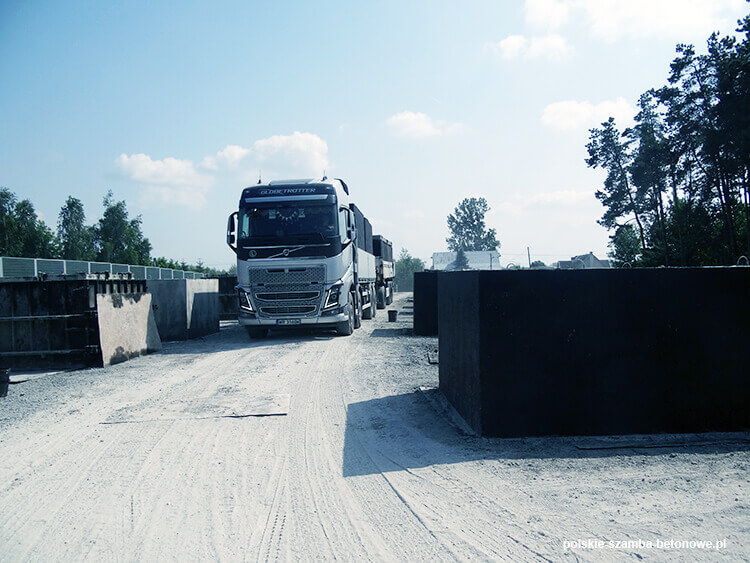 Transport szamb betonowych  w Brzostku